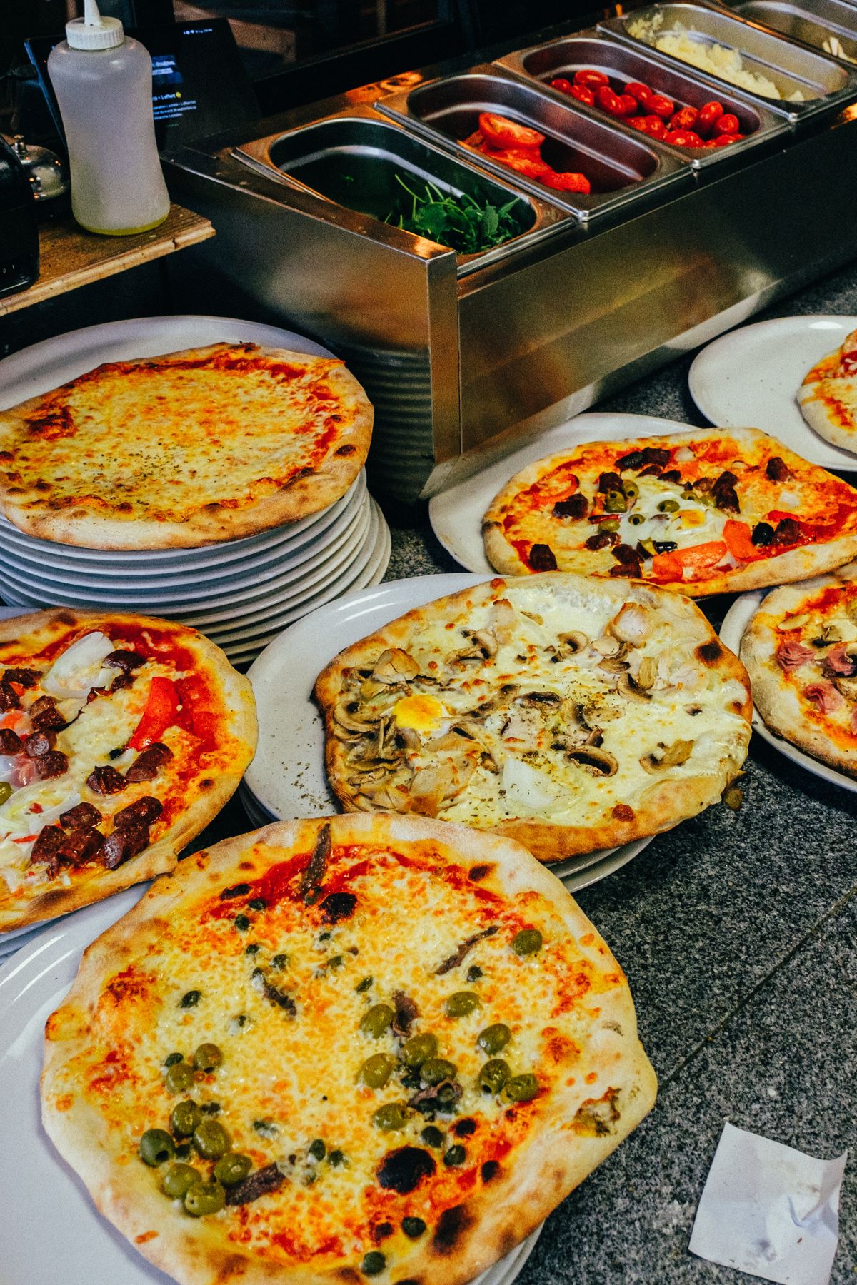 Pizzas variadas em fatias