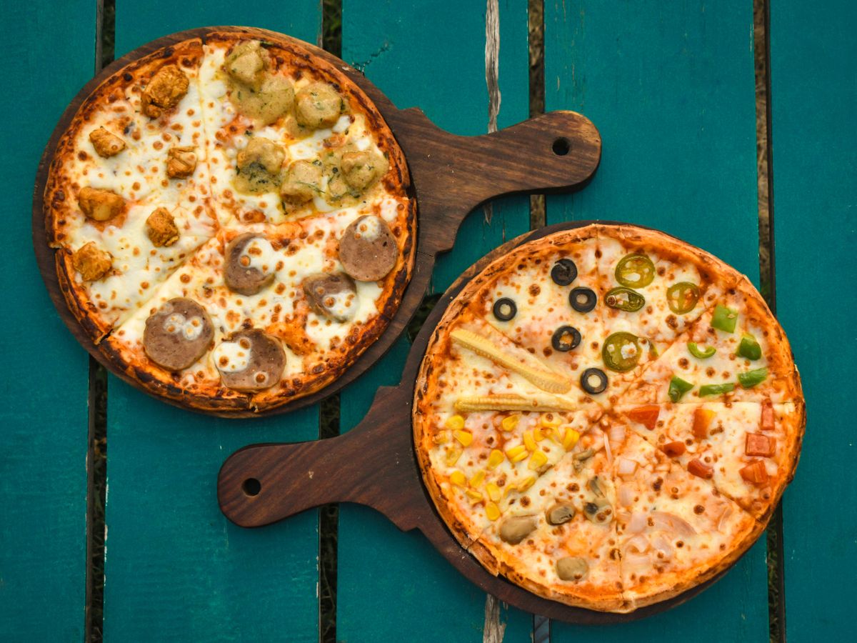 Pizzas artesanais em tábuas de madeira